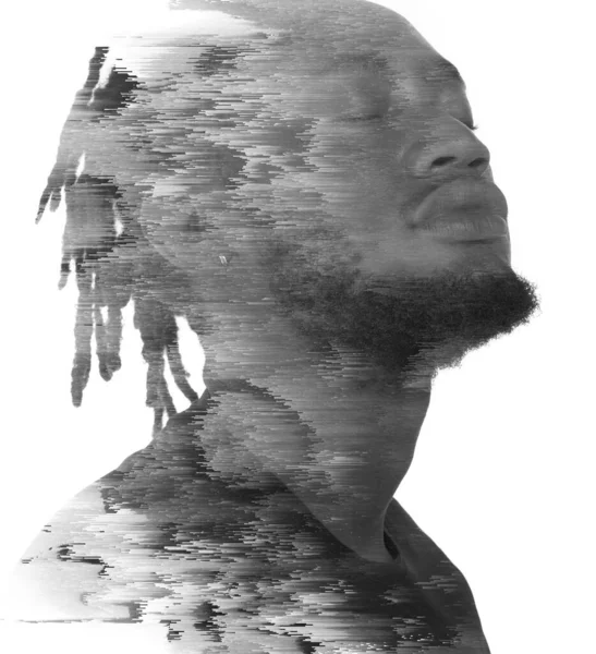 Um retrato de um homem combinado com a arte digital numa técnica de dupla exposição — Fotografia de Stock