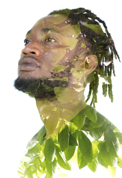 Portret człowieka rozpuszczającego się w obraz liści. Podwójna ekspozycja. — Zdjęcie stockowe