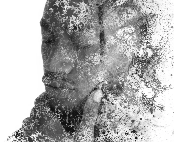Pintografia. Um retrato preto e branco de um homem combinado com salpicos de tinta. — Fotografia de Stock