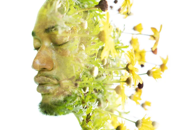 黄色の花とアフリカ系アメリカ人男性の肖像画 — ストック写真