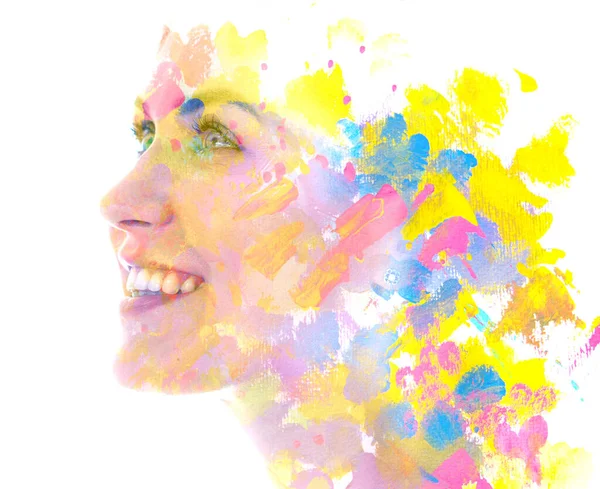 Pintografia. Um retrato de uma mulher feliz combinado com uma pintura — Fotografia de Stock