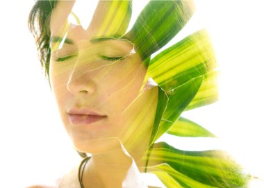 Doğayla iç içe. Zarif bir kadının çift portresi.