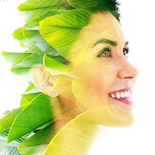 Een portret van een lachende vrouw gecombineerd met een beeld van de natuur — Stockfoto