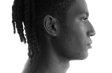 Afro-Amerikan bir adamın sade portresi