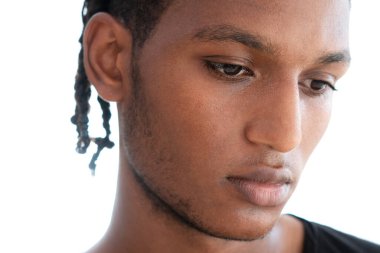 Beyaz bir arkaplanda dalgın bir adamın portresi.