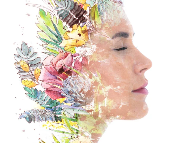 Pintografía. Retrato de una mujer mezclada con una pintura de plantas tropicales — Foto de Stock