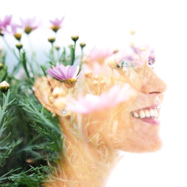 Genç ve mutlu bir kadının portresiyle birleştirilmiş bir çiçek görüntüsü.