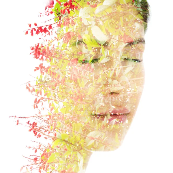 Fiori rossi e foglie combinati con un ritratto di una donna — Foto Stock