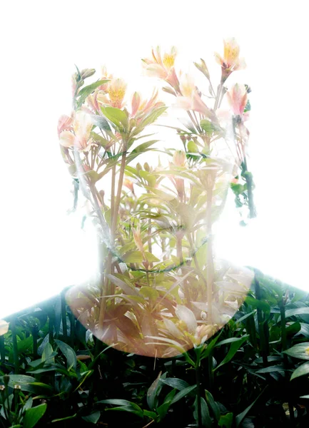 Renkli çiçeklerle birleştirilmiş Afro-Amerikan bir adamın portresi. — Stok fotoğraf