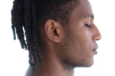 Genç bir adamın profil portresi.