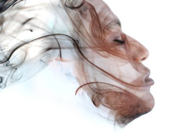 Duman resmiyle birleştirilmiş bir adamın çift pozlu portresi.