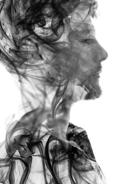 Сюрреалистический портрет человека в сочетании с дымом