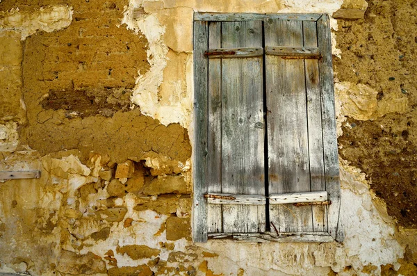 Uzavřené okno s staré dřevěné žaluzie. — Stock fotografie