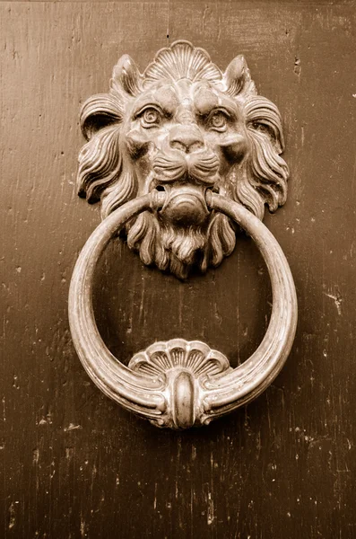 Oude deur knocker — Stockfoto