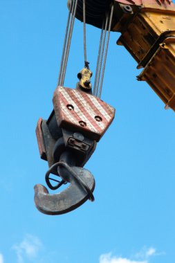 mavi bir gökyüzü vinç kanca