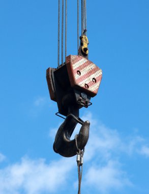 mavi bir gökyüzü vinç kanca