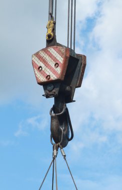 mavi bir gökyüzü vinç kanca