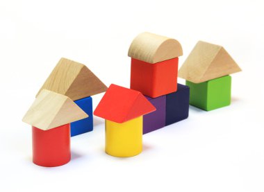 Beyaz arkaplanda izole edilmiş renkli ahşap yapı taşları