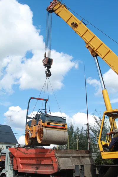 Loading compactor on the transportation machine using a crane — Stock Photo, Image