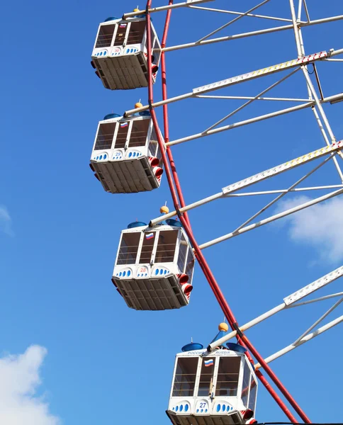 Large Ferris wheel's cabins on the blue sky — Stock Photo, Image