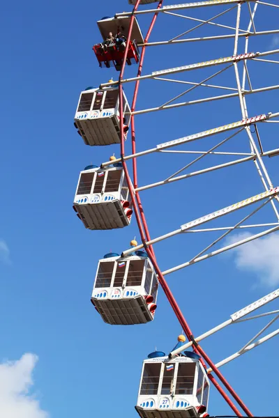 Large Ferris wheel's cabins on the blue sky — Stock Photo, Image