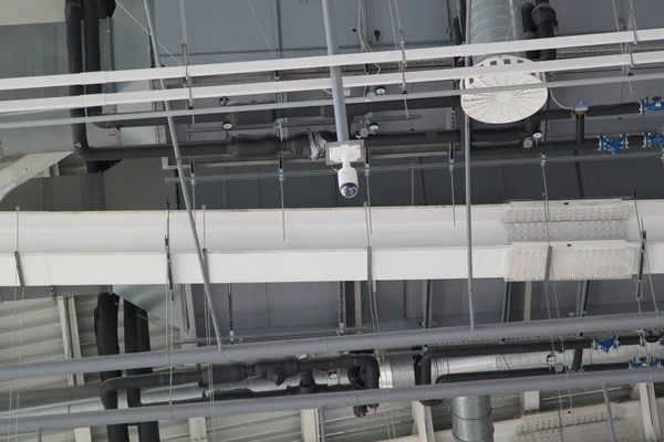 Industriële plafond met camera — Stockfoto