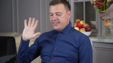 Ev ofisinde çalışırken dizüstü bilgisayarda başarılı bir adam.