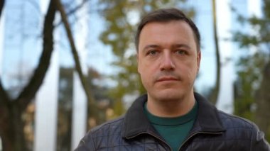 Beyaz adam kameraya bakıyor. Şehir merkezinde eğleniyor. Yakışıklı, kendine güvenen bir sokak hayatı yaşıyor.