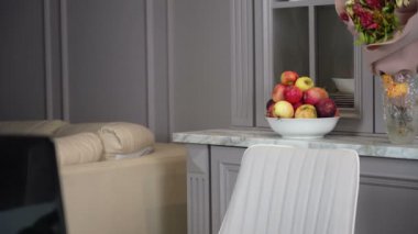 Millennial erkek serbest çalışan ev ofis masasında çalışmak için bilgisayarının başına oturur.