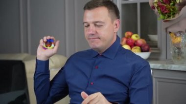 Gergin adam bilgisayar monitörüne bakıyor ve sıkı sıkıya tutuyor.