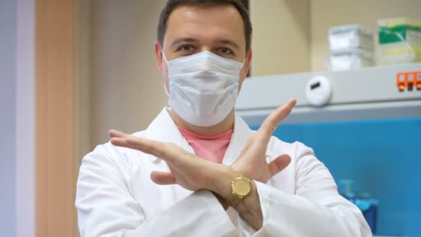 Investigador de laboratorio químico masculino dice que no y sacude la cabeza en laboratorio biomédico — Vídeo de stock