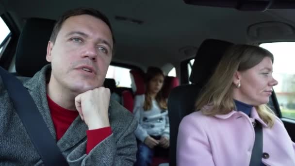 Bir kadın düşünceli bir adamla araba kullanır yolcu koltuğuna oturur ve uzun uzun elleri üzerinde dinlenir. — Stok video