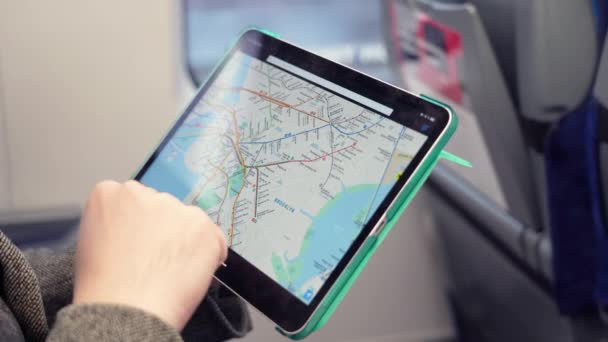 Trendeki tablet bilgisayarda New York metro haritasını keşfeden adam. NOV 12 2020 New York ABD — Stok video