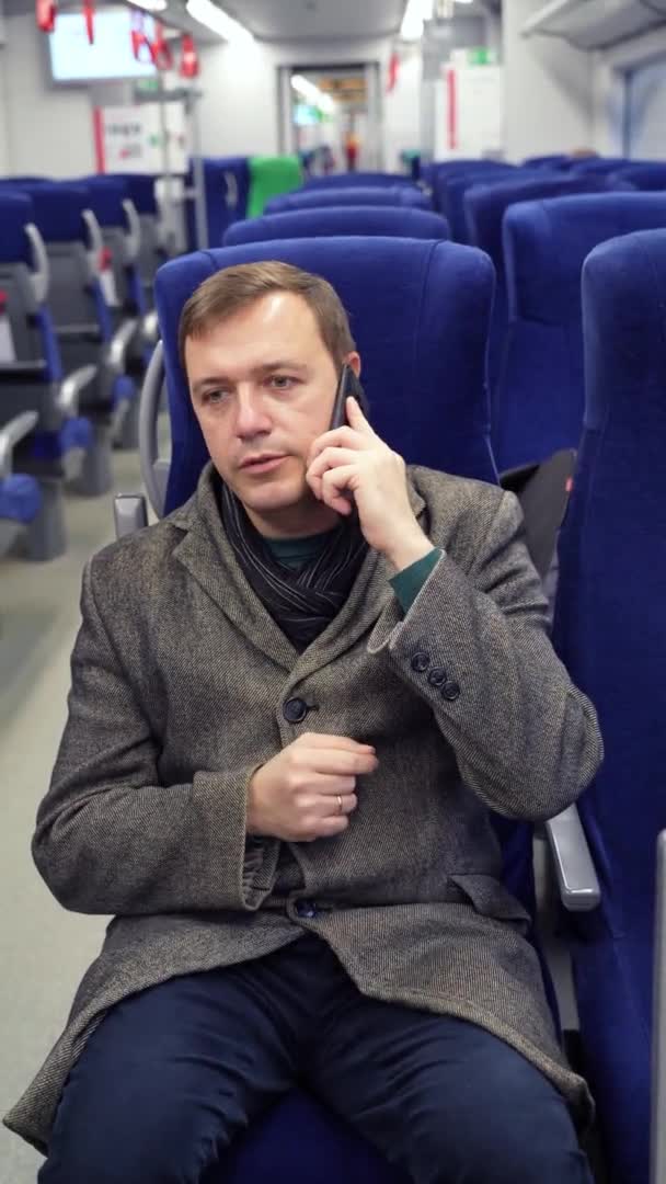 Millennial manusia membuat panggilan telepon di kereta bawah tanah. Happy guy commuting ke tempat kerja menggunakan ponsel — Stok Video