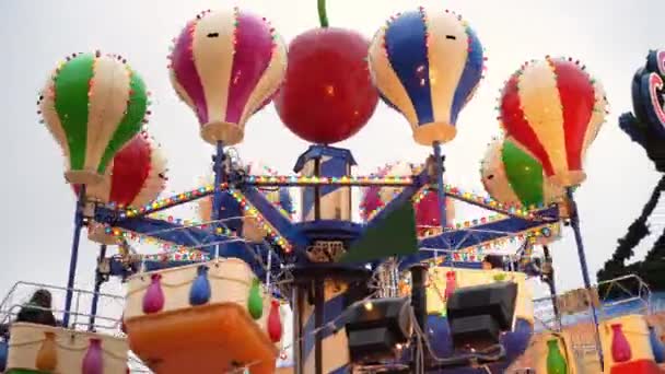 Moskova 'daki Kızıl Meydan' da çocuklar ve ailelerle Noel Atlıkarıncası — Stok video