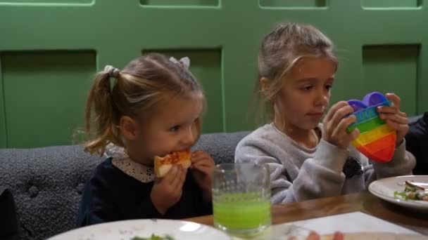 Jouet anti-stress en silicone pour enfants et adultes. mignon enfant mordre hors de grande tranche de fraîche fait pizza — Video
