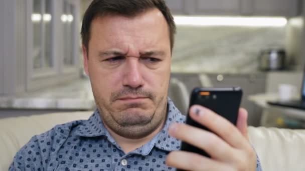 Retrato del gerente encogiéndose y mirando la pantalla del teléfono con elegancia, contenido inapropiado — Vídeo de stock