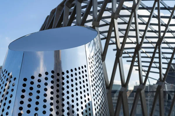Abstract dettagli di architettura contemporanea, tenda in ferro bianco sotto il cielo limpido nella giornata di sole, cornice trave in acciaio con cielo blu come sfondo — Foto Stock