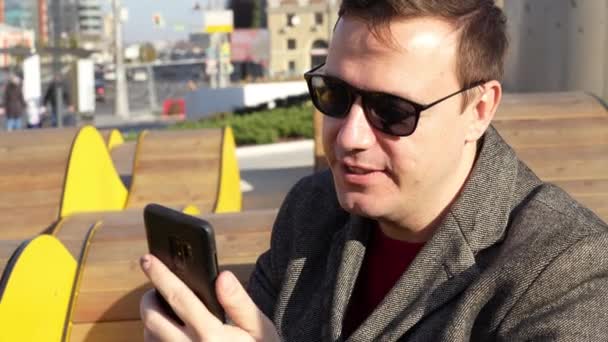 Ontevreden zakenman is onaangenaam geschokt door wat hij zag op het scherm mobiele telefoon, walging krimp — Stockvideo