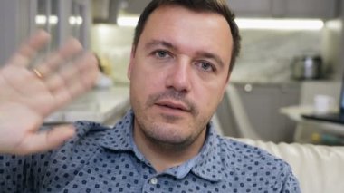 Erkek, evdeki kanepede oturup meslektaşlarına veda ediyor ve canlı yayını bitiriyor.