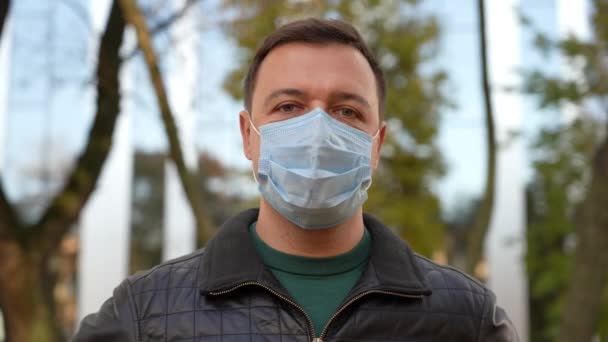 Milenyum Adamı Tıbbi Maskesini Açık Havada Çıkarıp Omzuna Geri Atıyor — Stok video