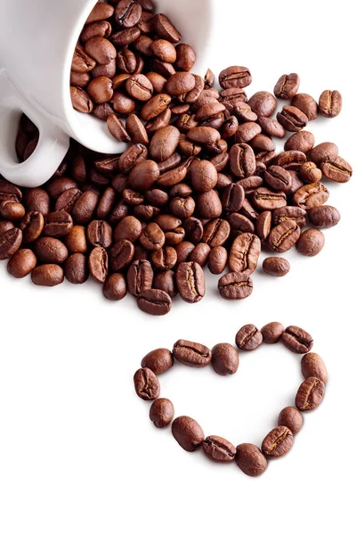 Witte beker met koffiebonen — Stockfoto