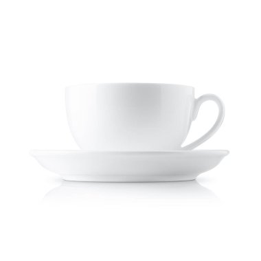 Beyaz arka planda izole edilmiş çay tabağı ile beyaz kahve fincanı.