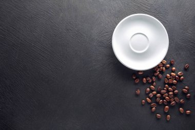 Siyah desenli fasulyeli fincan tabağı.