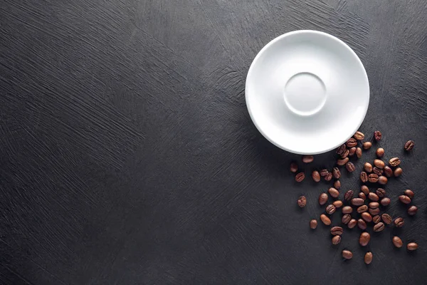 Siyah desenli fasulyeli fincan tabağı.