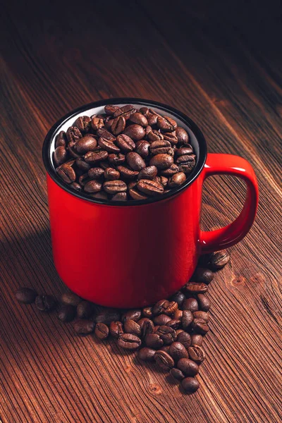 Káva Červený Hrnek Fazolemi Dřevěném Pozadí — Stock fotografie