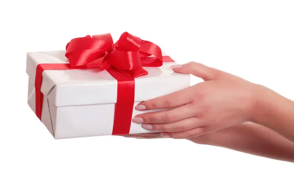Mains féminines avec boîte cadeau — Photo