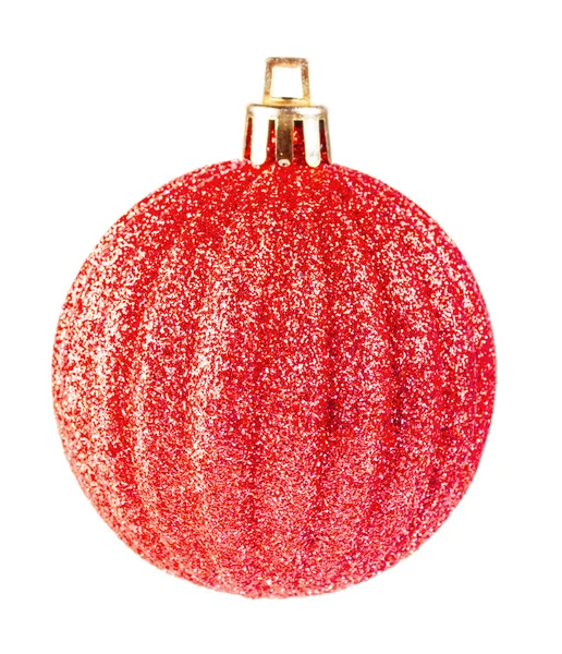Červená vánoční míč na bílém pozadí — Stock fotografie