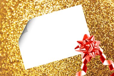 Sarı çözünmüş arka planda fiyonklu ve kurdeleli bir Noel kağıdı.