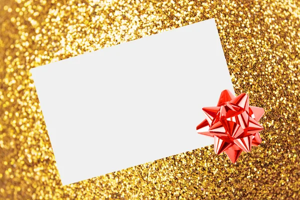Різдвяний аркуш паперу з бантом і стрічками на жовтому декомпозитному фоні — стокове фото